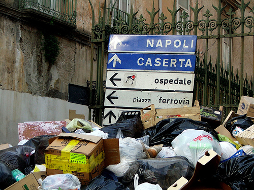 I RIFIUTI DI NAPOLI FANNO UN PO’ PIANGERE E UN PO’ BUSINESS