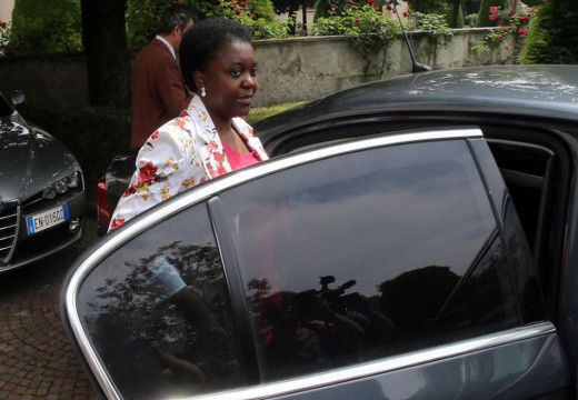 Kyenge: campagna elettorale in auto blu. Ecco gli insulti razzisti grillini