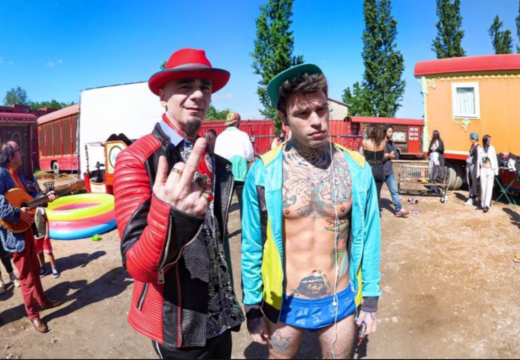 Fedez e J-Ax macchine da soldi. Autografi solo a chi compra il cd