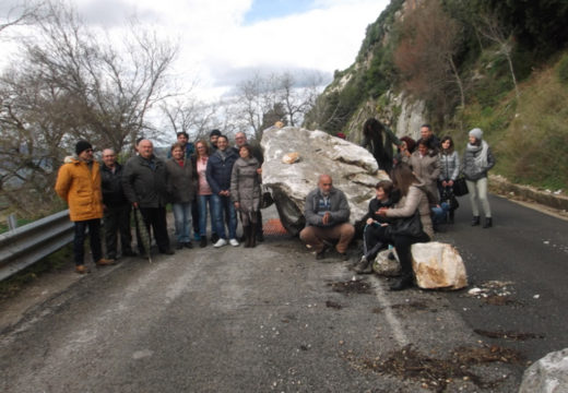 Cosa nasconde il masso che interrompe la strada di Aquara nel salernitano